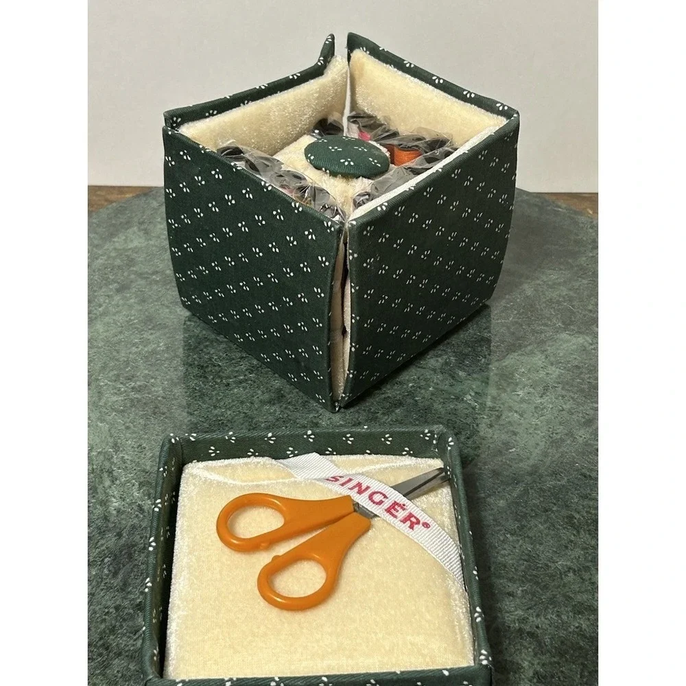 Singer 70 Piece Foldable Sewing Cube Green Calico Fabric Travel Kit 1504993